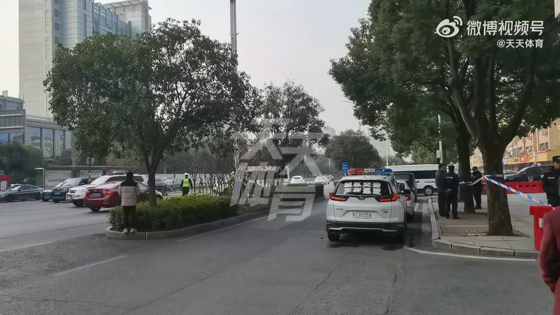 李铁案一审宣判完!9点45分,警车、法警车组成的车队驶离法院