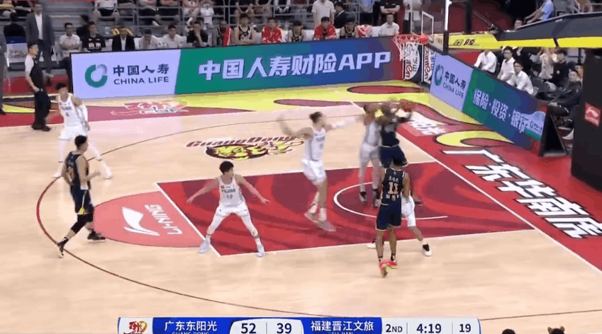 😎广东男篮次节轰出一波23-10拉开分差 半场领先福建13分